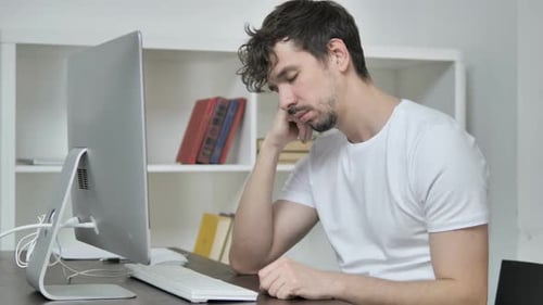 Müder kreative Mann schläft bei der Arbeit