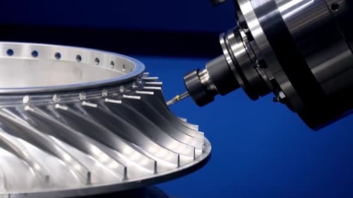 Ein Teil einer großen Turbine wird auf einer CNC-Fräsmaschine bearbeitet