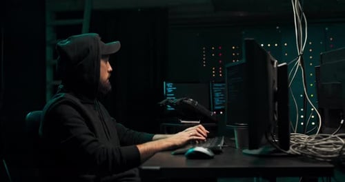 Hacker quebra o acesso para roubar informações e infectar computadores e sistemas O conceito de