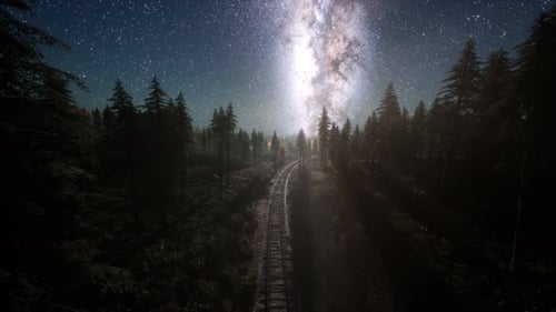 Die Milchstraße über Eisenbahn und Wald