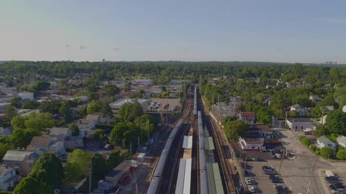 Rückwärts langsame Luftschleppzüge am Bahnhof in Port Washington Long Island