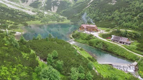 Vue aérienne du lac Zelene pleso dans les Hautes Tatras en Slovaquie