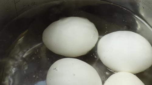 Eier in einer Pfanne kochen 3