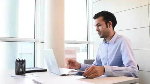 Inneneinrichtung des jungen Geschäftsmannes mit Laptop-Computer und Smartphone