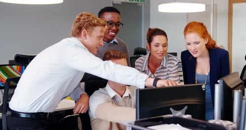 Executivos trabalhando juntos na mesa