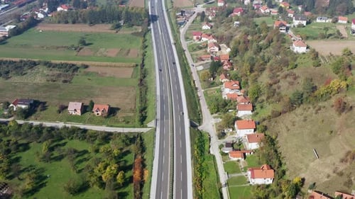 Zumbido sobrevolando la carretera que atraviesa el pueblo