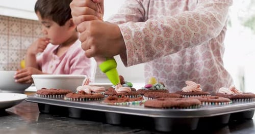 Kinder machen Cupcakes