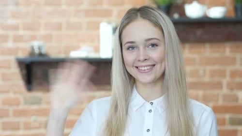 Hallo, Hallo, Frau winkt mit der Hand, Willkommen, Indoor