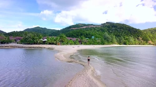 Jovem mulher bonita em traje de banho preto andando sozinha em um banco de areia Tailândia