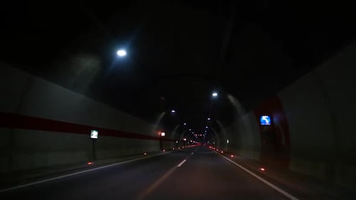 Túnel de carretera y luces
