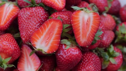 Ernte reifer roter Erdbeeren Rotation Nahaufnahme