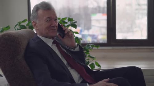 Mann mit Lächeln unterhält sich drinnen