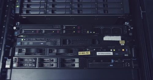 Gran sala de servidores de computadoras en un centro de datos