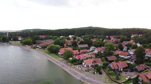 Kleine Stadt Nida und historische Gebäude, seitliche Luftaufnahme