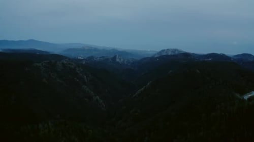 Vista aérea de la montaña en la noche
