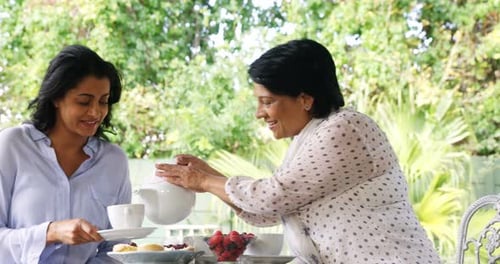 Madre e hija tomando té 4k