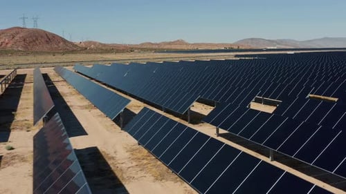 Luftaufnahme des Solarkraftwerks, Luftaufnahme des Solarparks an einem sonnigen Tag