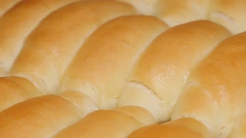 Frische selbstgebackene Halbmondbrötchen gerade aus dem Ofen genommen 4K 2160p UHD-Schwenk-Video - Leckere Teigcremes