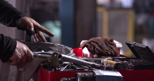 Workshop Master repara peças de transmissão de automóveis