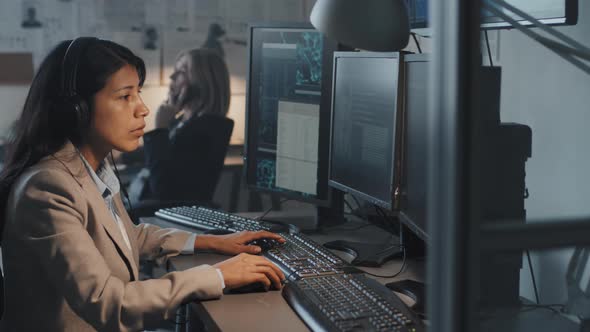 Agente del FBI trabajando en la computadora, Grabaciones de stock ...