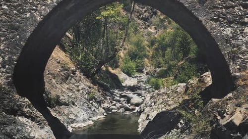 Alte Steinbrücke im wilden historischen Mittelalterpark auf Tourausflug in Europa