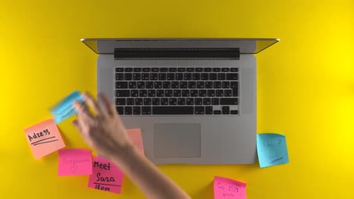 Post It Papers auf dem Arbeitsbereich mit Laptop-Klebern auf dem Schreibtisch