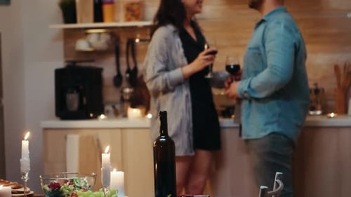 Couple flirtant pendant un dîner romantique