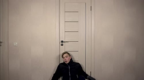 Der Räuber stieg ins Haus. Ein maskierter Bandit ging durch die Tür und setzte sich neben sie. Der Mann