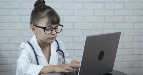 Doktor Kind am Computer