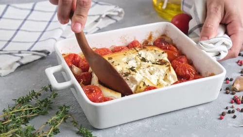 Étape de recette de sauce pour pâtes au fromage feta
