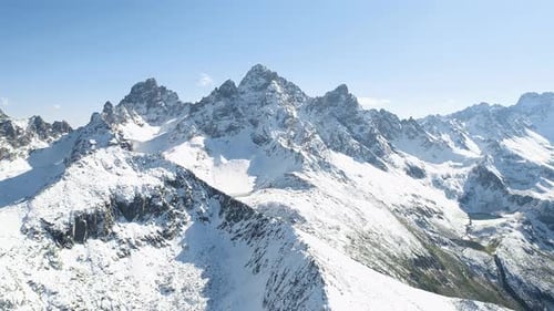 Luftaufnahme der verschneiten Berge