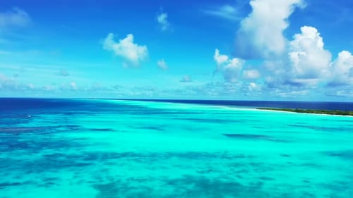 Luftbild über Textur eines luxuriösen Strandausflugs an Land durch blaues Meer und weißem Sandhintergrund der Reise