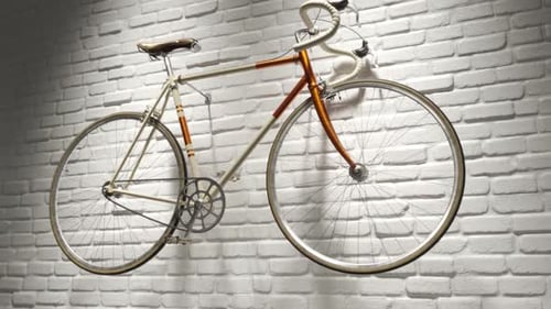 Fahrrad isoliert an der weißen Backsteinmauer. Altmodisches Retro-Fahrrad. Erholung.