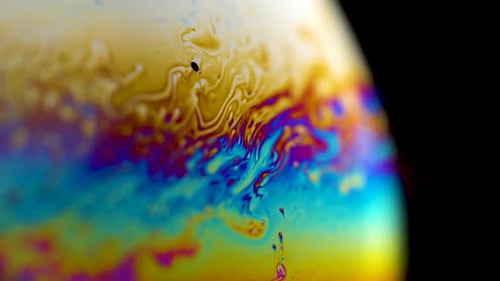 Die
Makroaufnahme einer Seifenblase erzeugt einen farbenfrohen und psychedelischen Hintergrund. Farben des Regenbogens