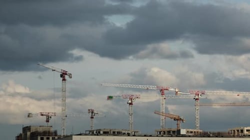 grúa de construcción construye un edificio moderno