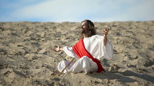 Mönch in Lotus-Pose, Hände zum Himmel heben, zu Gott in der Wüste beten, Meditation