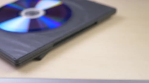 Zieht die Disc von Hand aus der Box und legt sie in den DVD-Player ein