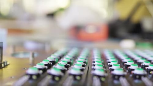 Le cliché d'un panneau d'indicateurs de lumière LED est en cours de production