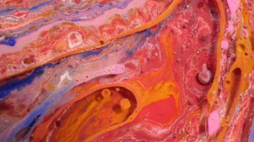 Las coloridas pinturas acrílicas se mezclan en hermosos patrones