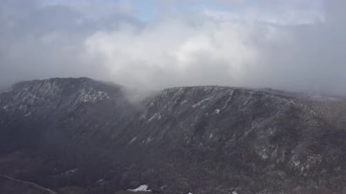 Chaînes de montagnes sous les nuages et le brouillard, vidéo aérienne 4K