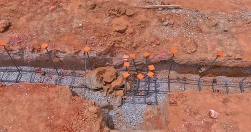 Durante la preparación de un nuevo hogar, se excava una zanja debajo de la base de concreto