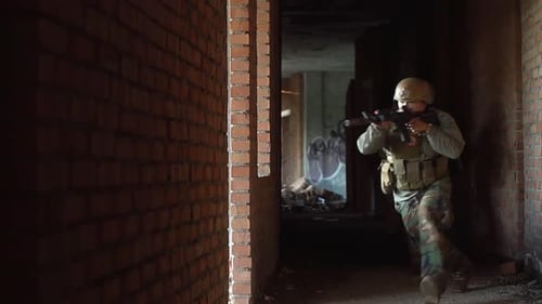 Gruppe von Soldaten in Tarnung mit Waffen und Airsoft
