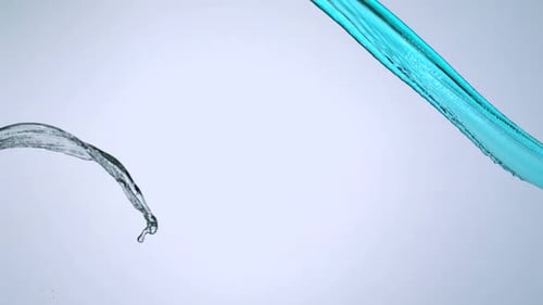 Blauer Wasserspritz, langsame Bewegungen