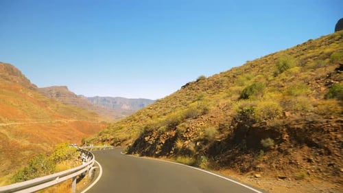 Malerische Route entlang Gran Canaria mit Tälern und Bergen im Hintergrund