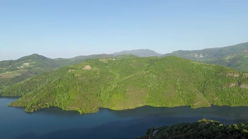 Lago y montaña aéreos