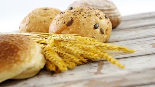Verschiedene Brotsorten mit Weizenkörnern