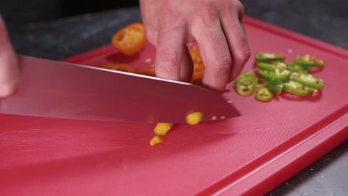Chefkoch schneidet gelben Pfeffer