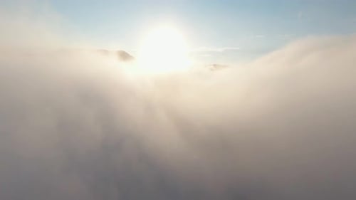 Dicke Wolken auf dem Hintergrund von Berggipfeln