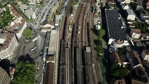 Drohnenansicht der Stadt, Bahnhof, Eisenbahn