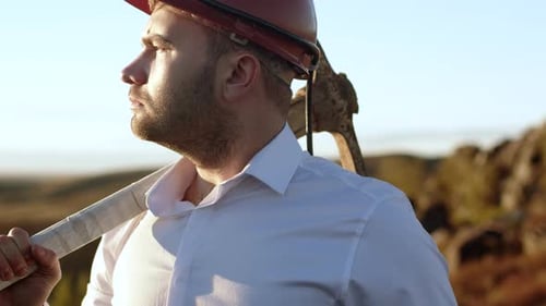 Mann steht mit Spitzhacke Nahaufnahme Outdoor
